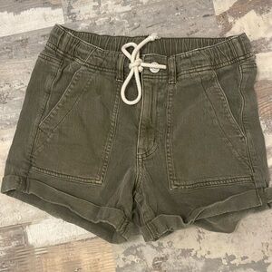 Short khaki / green shorts